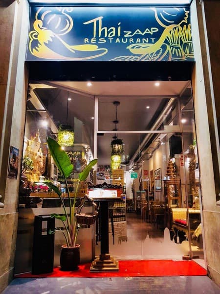 Entrada de Thai Zaap en la calle Viladomat